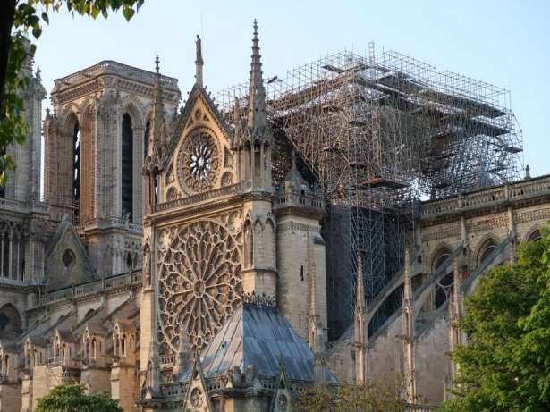 ஒலிம்பிக் போட்டிகளின் போது Notre-Dame de Paris தேவாலயத்தின் 100 மீட்டர் கூரையை பார்க்க முடியும். Philippe Jos.